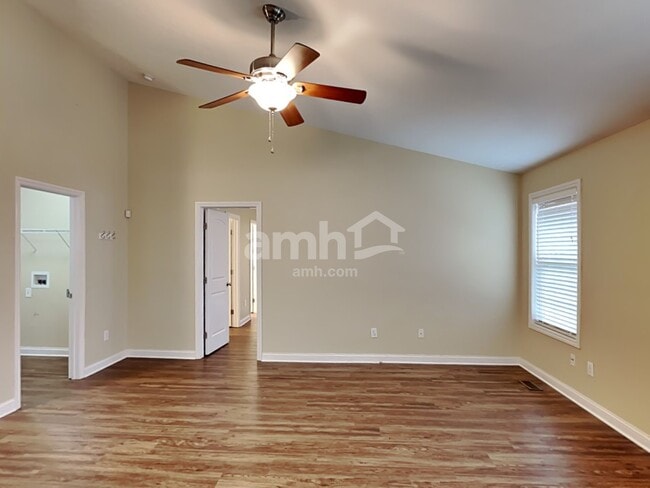Foto del edificio - 490 Hemhill Dr