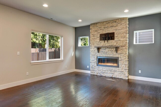 Building Photo - 1515 184th St SW