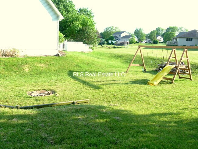Building Photo - 2075 S Maple Run