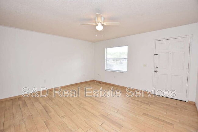 Building Photo - 613 Robin Rd