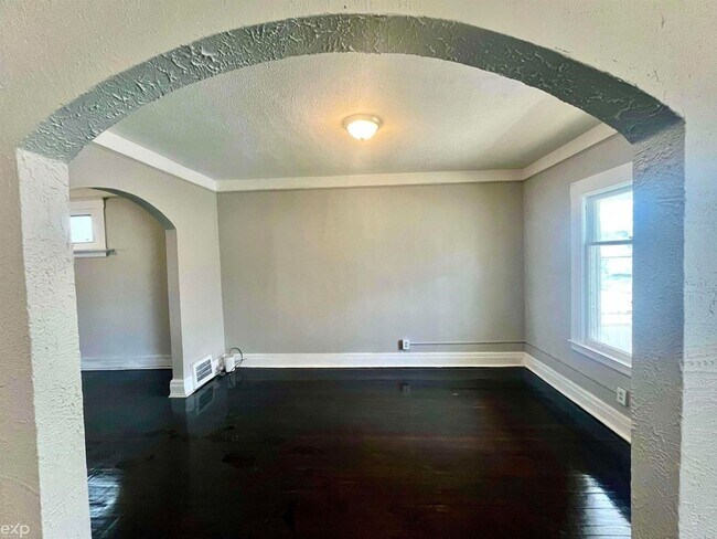 Building Photo - 13 E Glenwood Ave