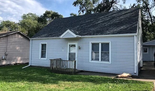 Building Photo - 2 bedroom home with 1+ car garage, pet fri...