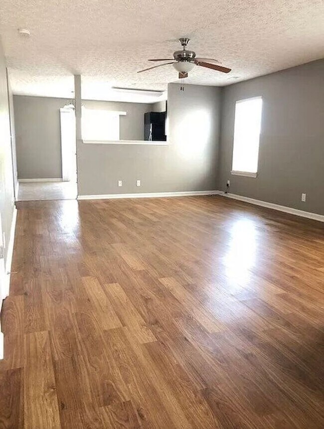 Building Photo - LINDBERG VILLAGE…3 bedroom with office