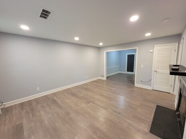 Building Photo - Great Roswell Location!