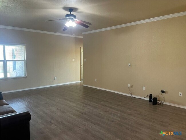 Building Photo - 2804 Hector Dr