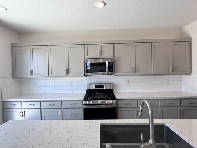 Foto del edificio - Stunning 4 Bedroom 3.5 Bath Home WITH SOLAR in one of Antioch's newest and most desirable neighbo...