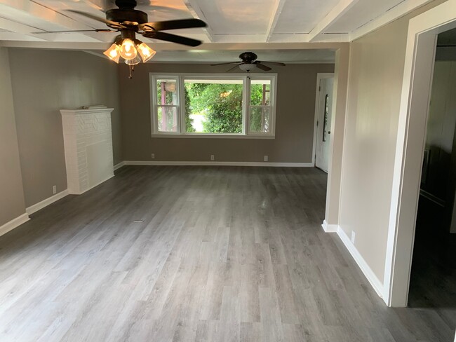 living/dining areas - 222 S Sycamore St