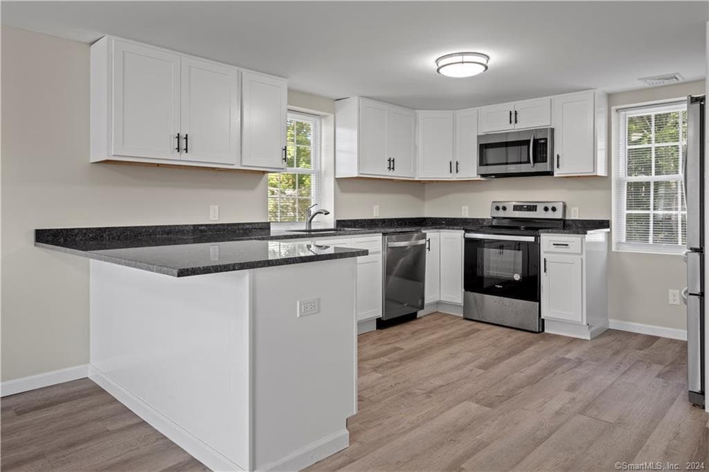 151 E Main St Unit 2B, Clinton, CT 06413 Room for Rent in Clinton, CT