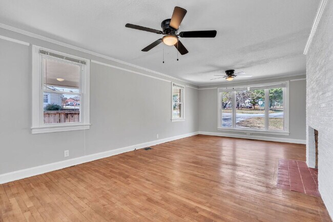 Building Photo - 3BR/2BA in Prime Taylors Location! Minutes From Everyday Conveniences! $1895/mo rent