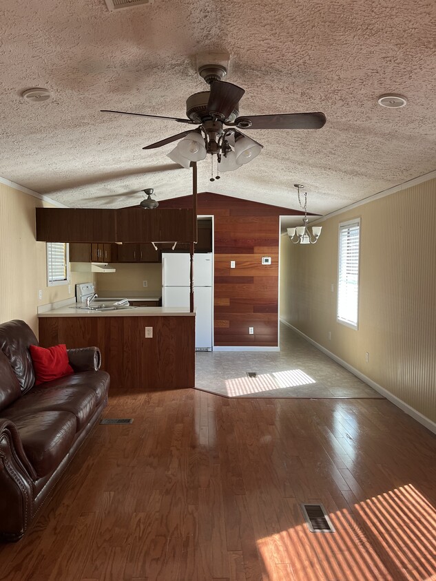 Living room/Kitchen - 4548 Home Place Cir