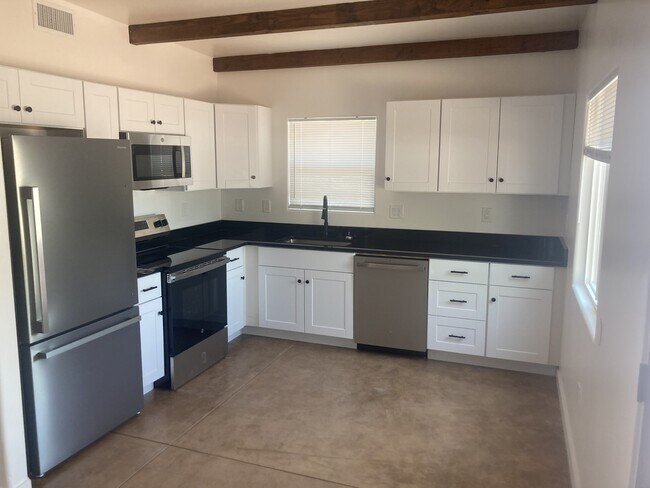 Foto del edificio - 1050 E Water St