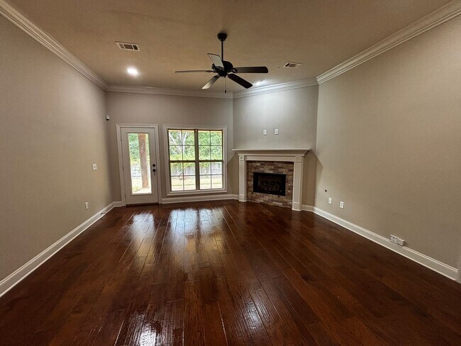 Building Photo - 990 Clubhouse Dr