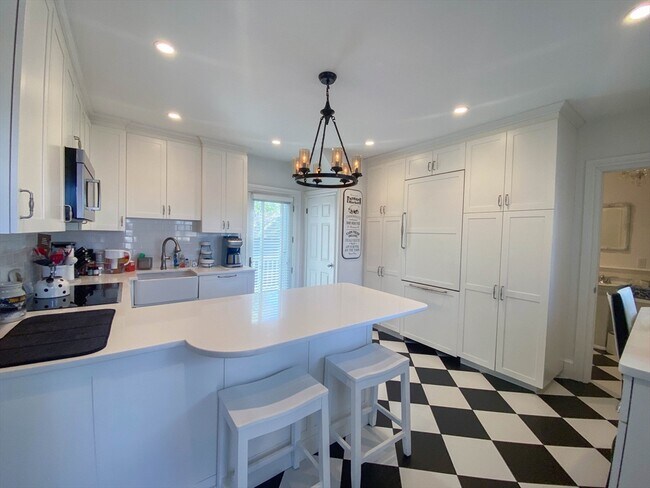 Building Photo - 77 Upham St