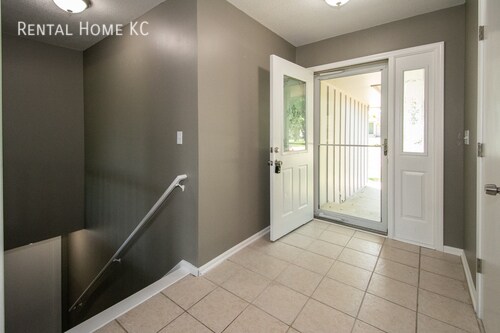 Building Photo - 15400 W 151st Terrace