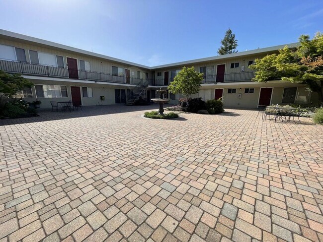 Building Photo - Wonderful Gated Downstairs Apartment