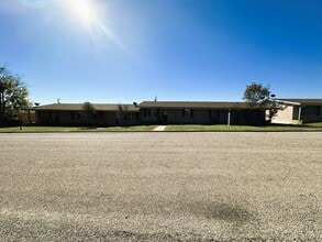 Building Photo - 100 NW Hills Dr