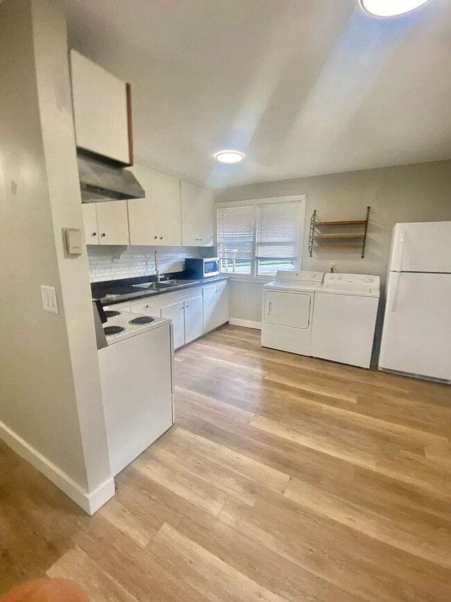Building Photo - Charming 2-Bedroom Houghton Bungalow