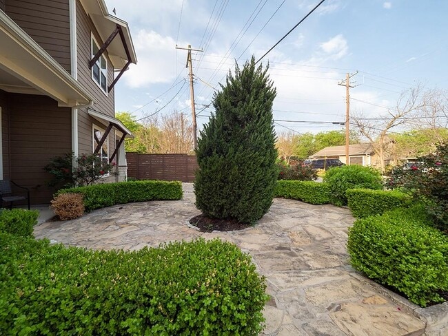 Building Photo - 5605 Roosevelt Ave