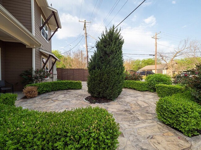 Foto del edificio - 5605 Roosevelt Ave