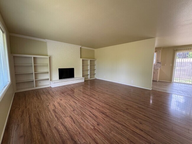Building Photo - 3-Bedroom, 1-Bathroom Duplex Near Coburg Road