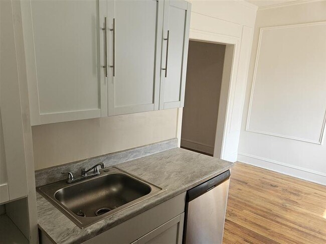 Foto del edificio - 3806 W Irving Park Rd