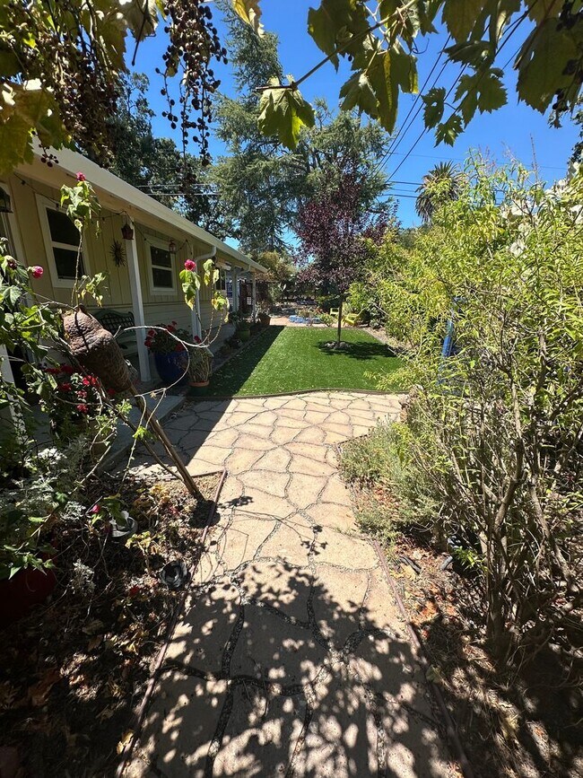 Foto del edificio - Gorgeous 4 Bed 2.5 Bath, single family hom...