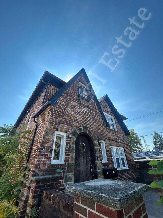 Building Photo - 2647 Greenway St