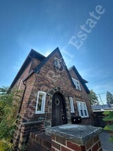 Building Photo - 2647 Greenway St