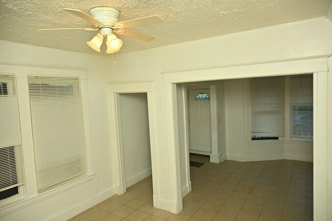 Foto del edificio - 65 N Manning Blvd