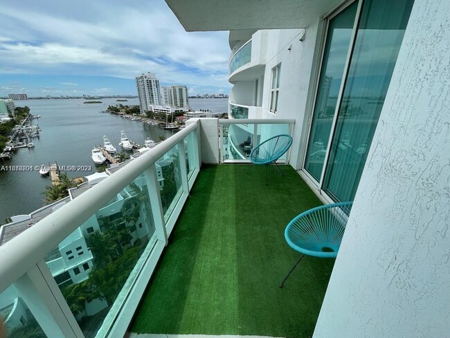 Foto del edificio - 7900 Harbor Island Dr