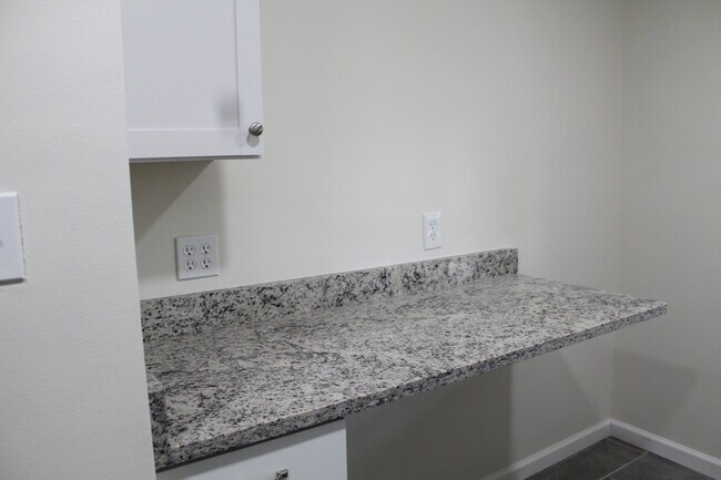 Foto del edificio - 1448 Elmwood Ave