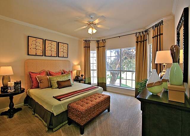 Building Photo - Hyde Park's Finest 2 Bed Apartment.