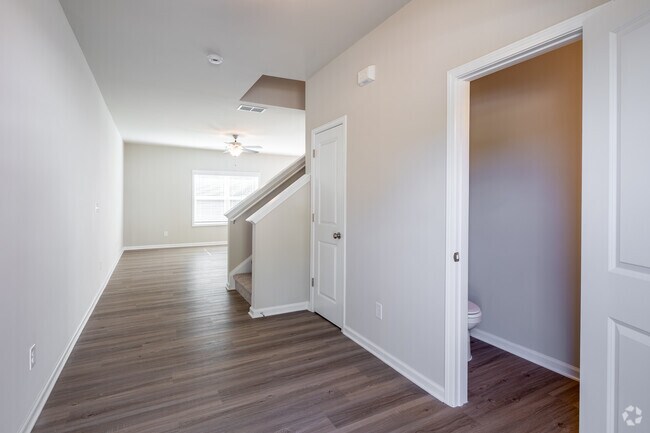 Vestíbulo delantero y baño auxiliar - Heritage Pointe