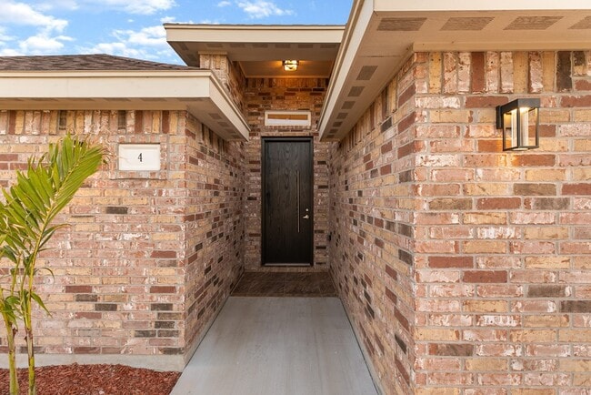 Building Photo - 4 Augusta Dr