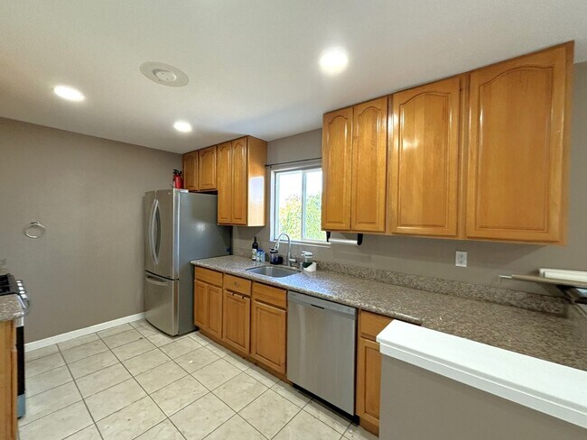 Building Photo - 3 Bedroom 2 Bathroom single Story home for...