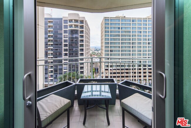 Building Photo - 10727 Wilshire Blvd