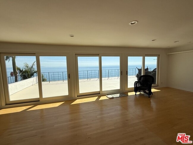Foto del edificio - 18139 Coastline Dr