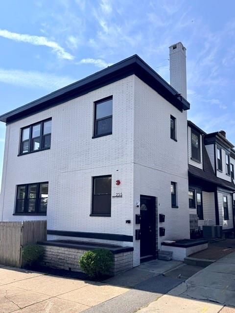 Building Photo - 255 Waterman St