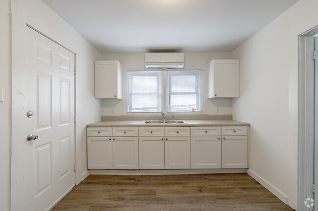 1BR, 1BA - 525SF - Kitchen - 640 Wilson Street