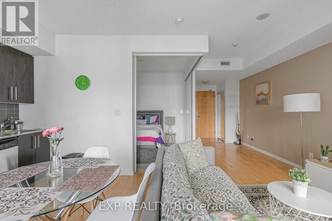 Photo du bâtiment - 65 Bremner Blvd