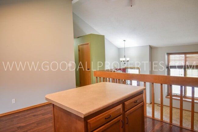 Building Photo - 3 Bedroom 4 level split walkout 2.5 Bath I...