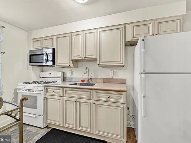 Foto del edificio - 3240 Westmont- YOUR NEXT HOME AWAITS