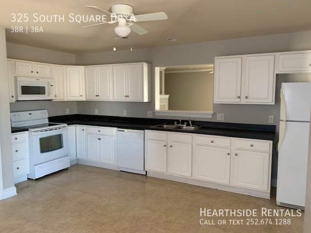 Building Photo - 3 Bed 2.5 Bath Duplex on South Square Dr.