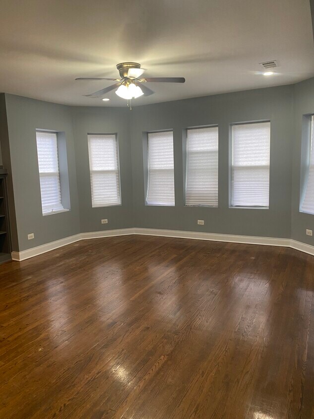 Foto principal - 8053 S Champlain Ave