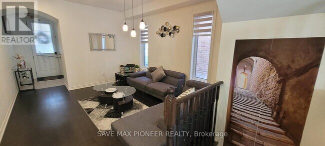 Building Photo - 11 Ivor Cres