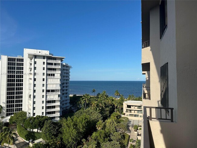 Foto del edificio - 251 Crandon Blvd