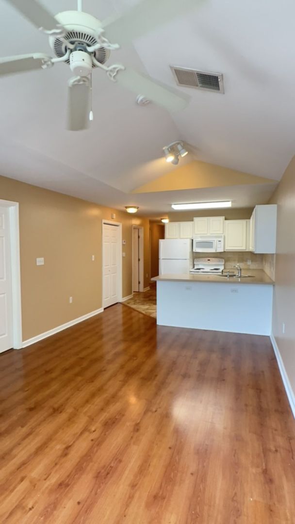 Foto del edificio - 3Bed/ 2Bath - Balcony and 2 Assigned Parking Spaces. Fall 2026!