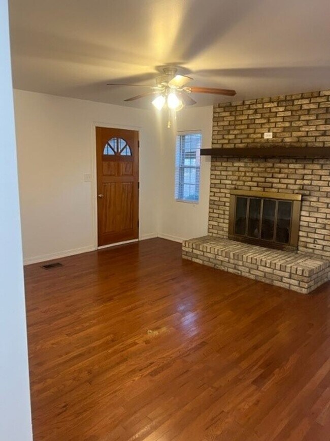 Foto del edificio - Charming 3 Bed 2 Bath Home in Northport Av...