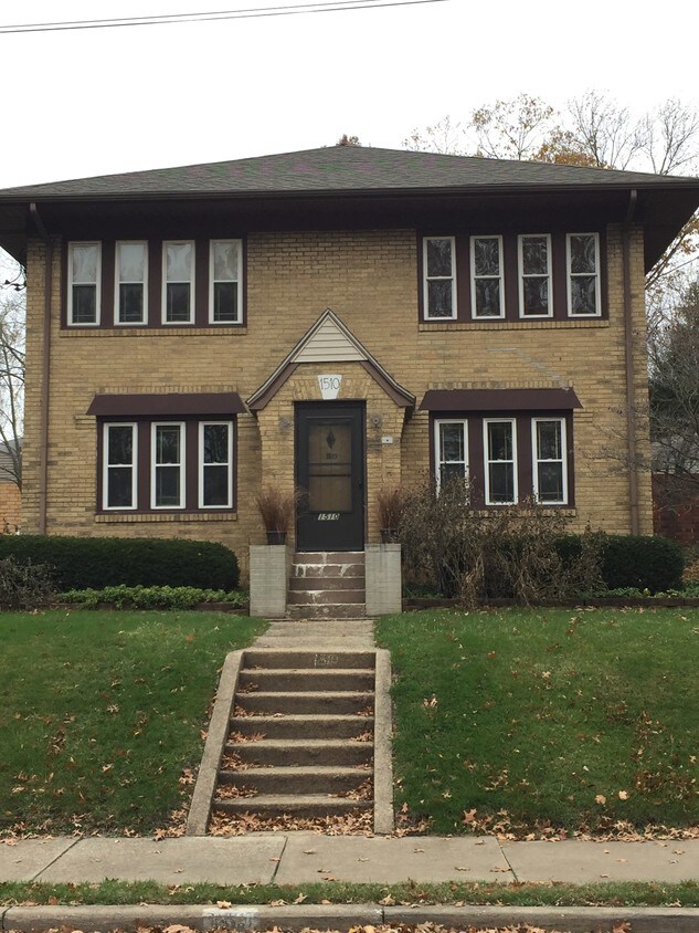 Four units in building - 1510 Front St