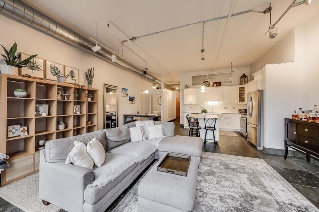 Foto del edificio - 1301 W Madison St